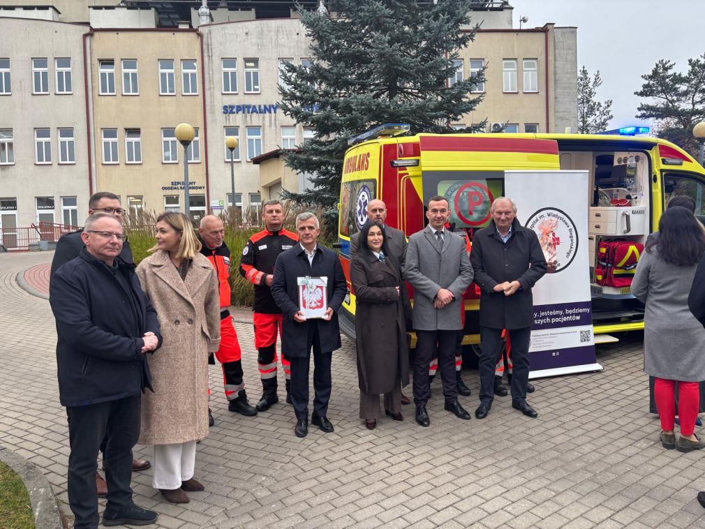 Uroczyste przekazanie nowego ambulansu