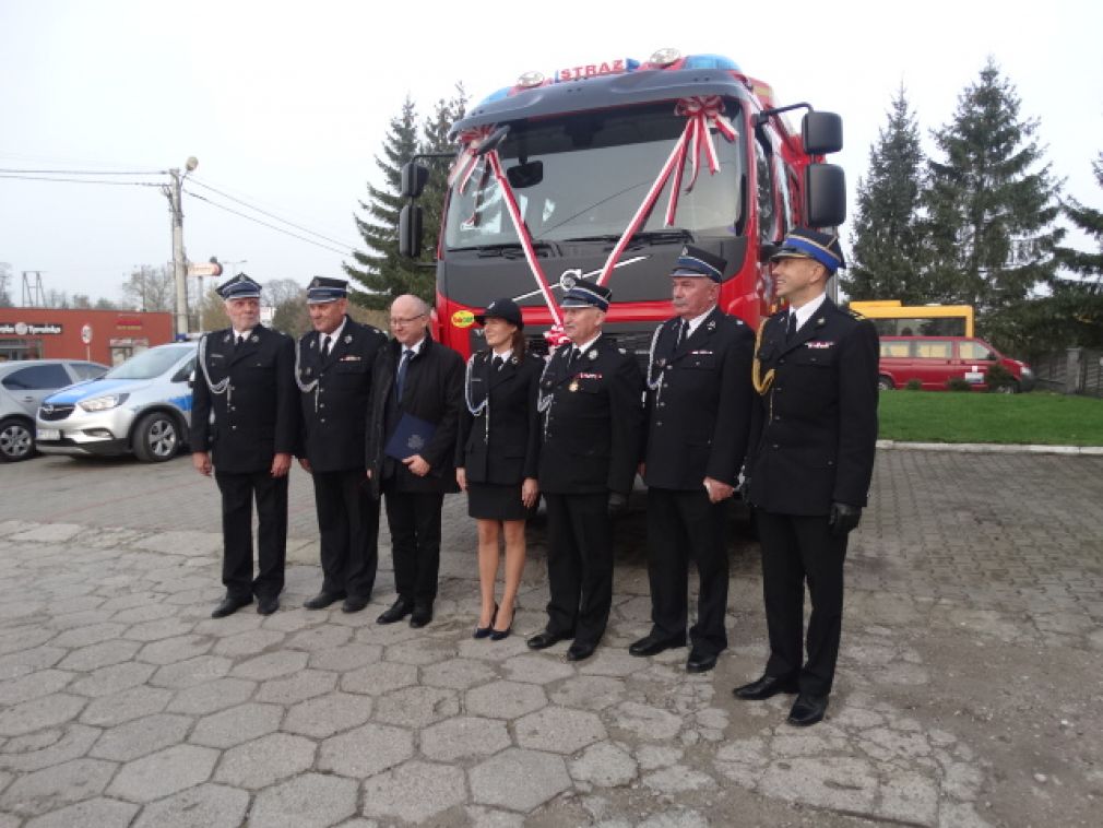 Uroczyste przekazanie samochodu strażackiego